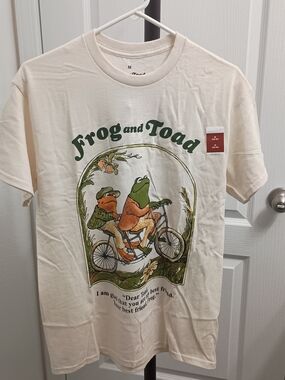 NWT Men's MEDIUM Frog And Toad Short Sleeve T Shirt Ivory And Green Best Friends
